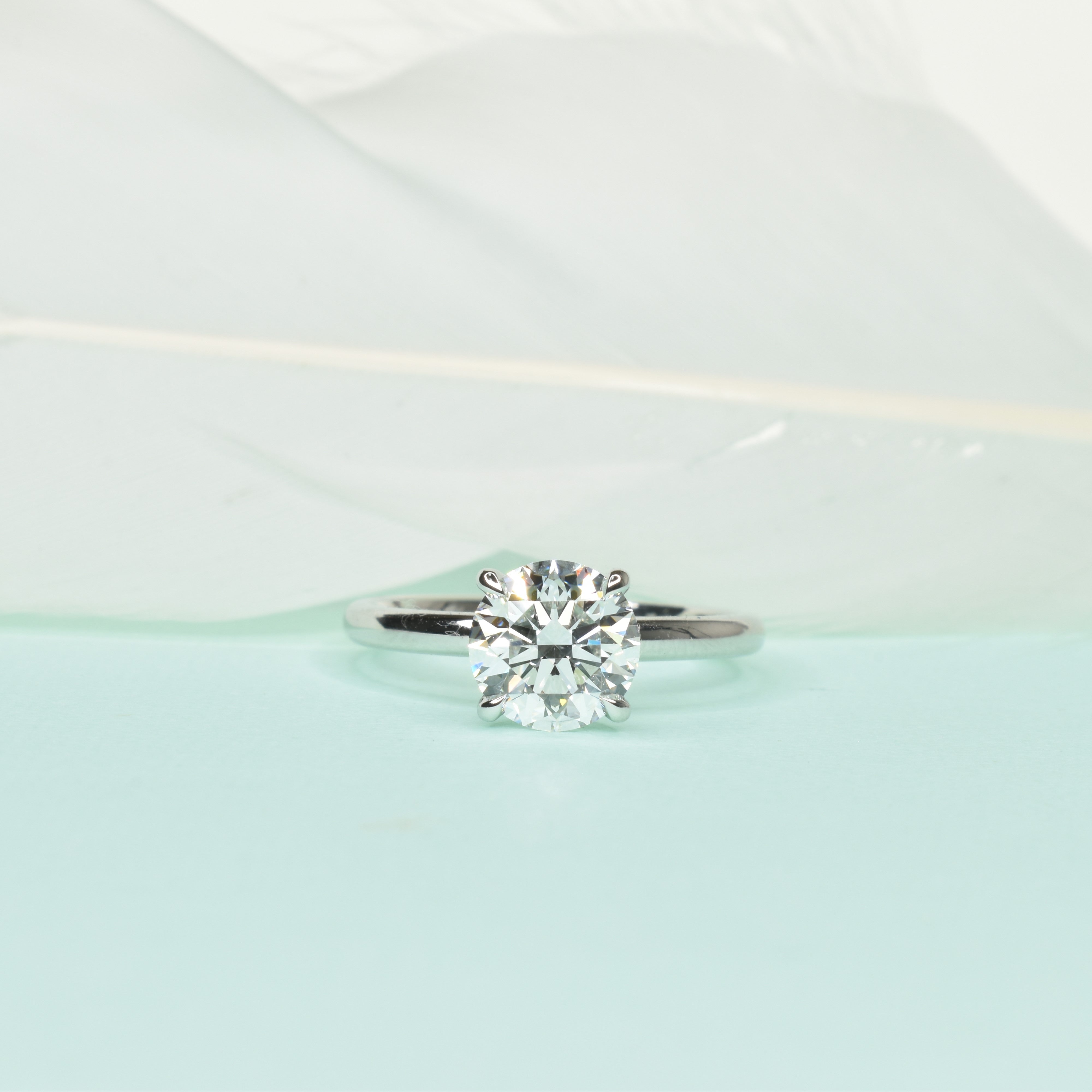 Classic Round Brilliant Diamond Ring with 4 prongs