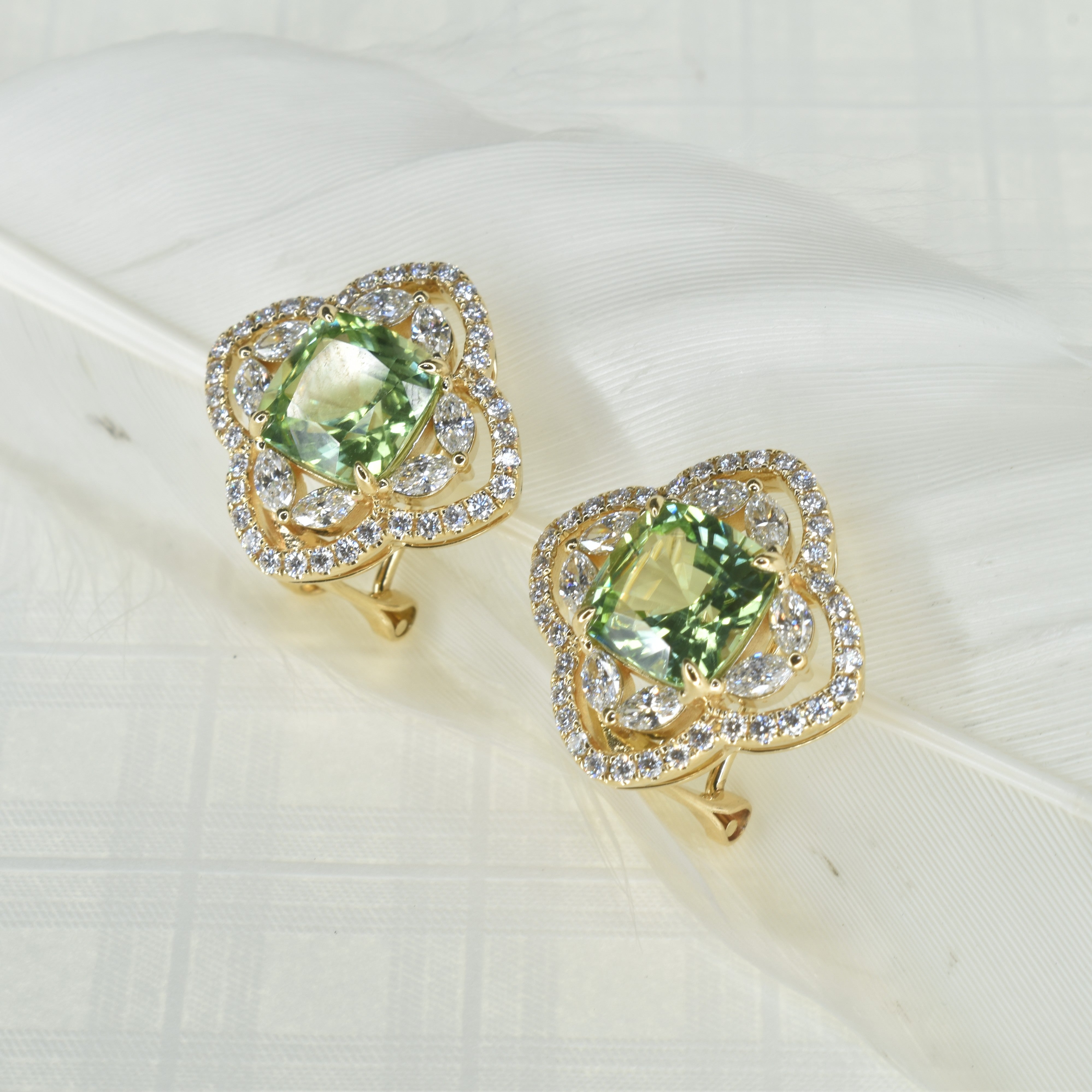 Cushion cut Peridot with diamonds