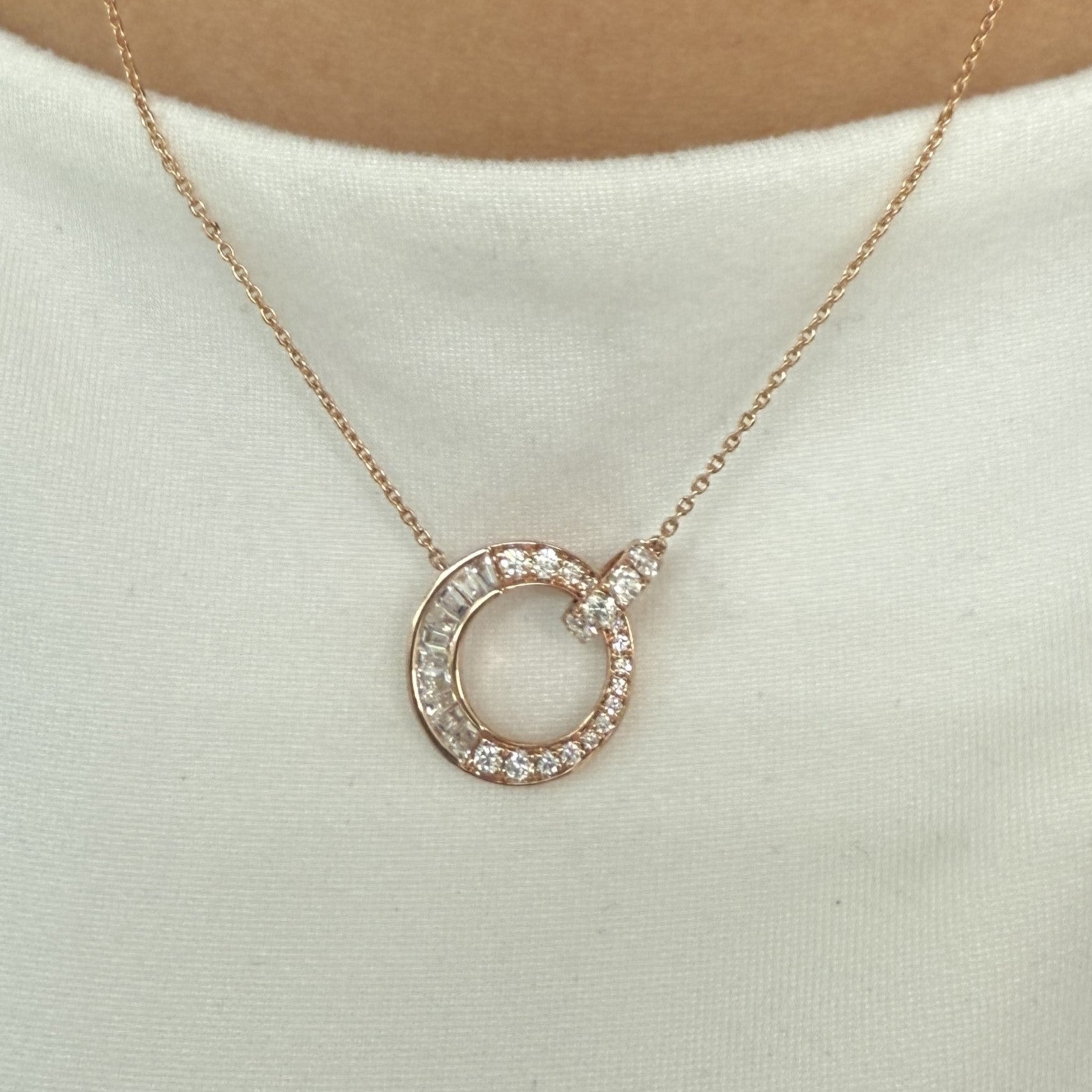 Interlocking necklace with Taper Diamonds