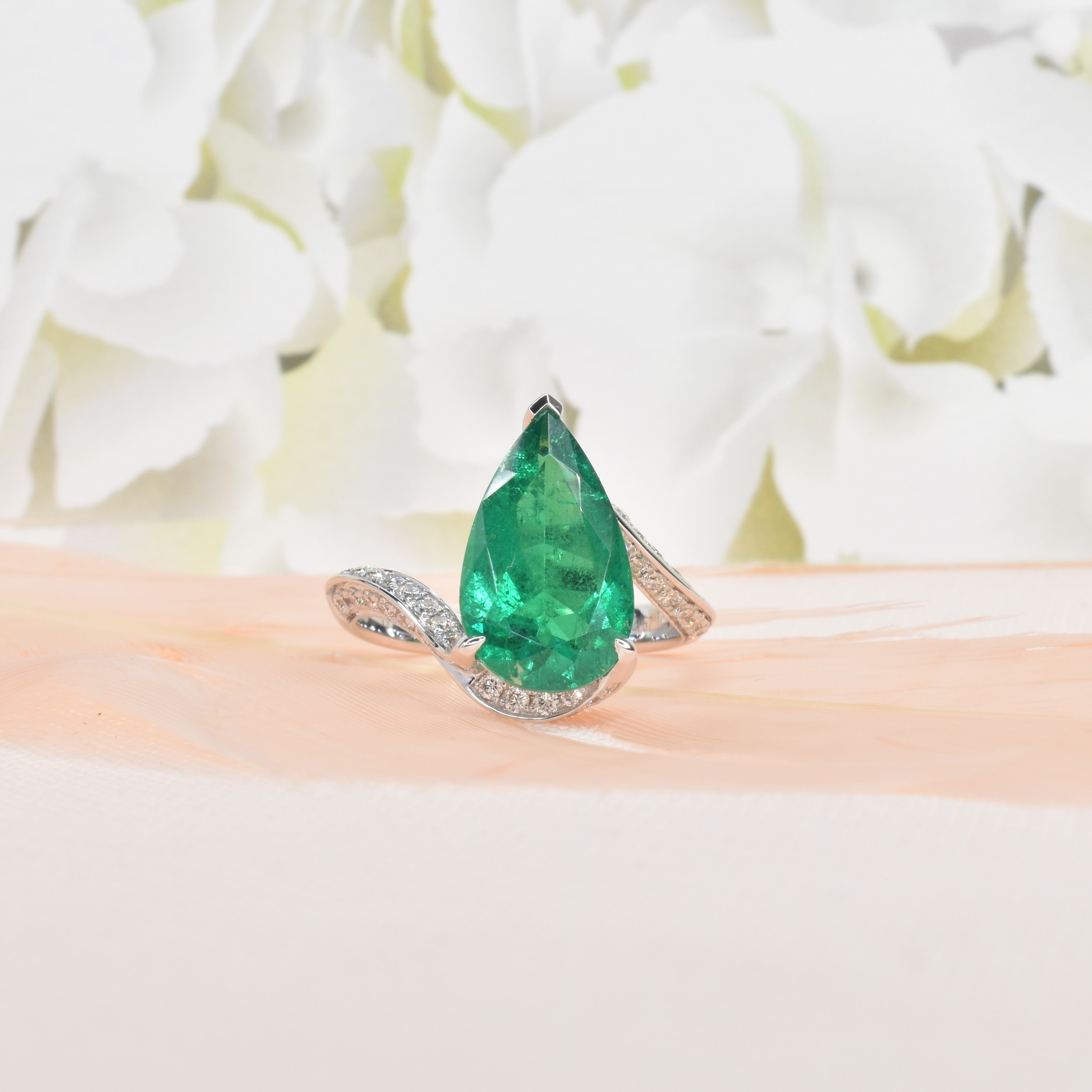 Pear Shaped Emerald Ring in Twisted Setting