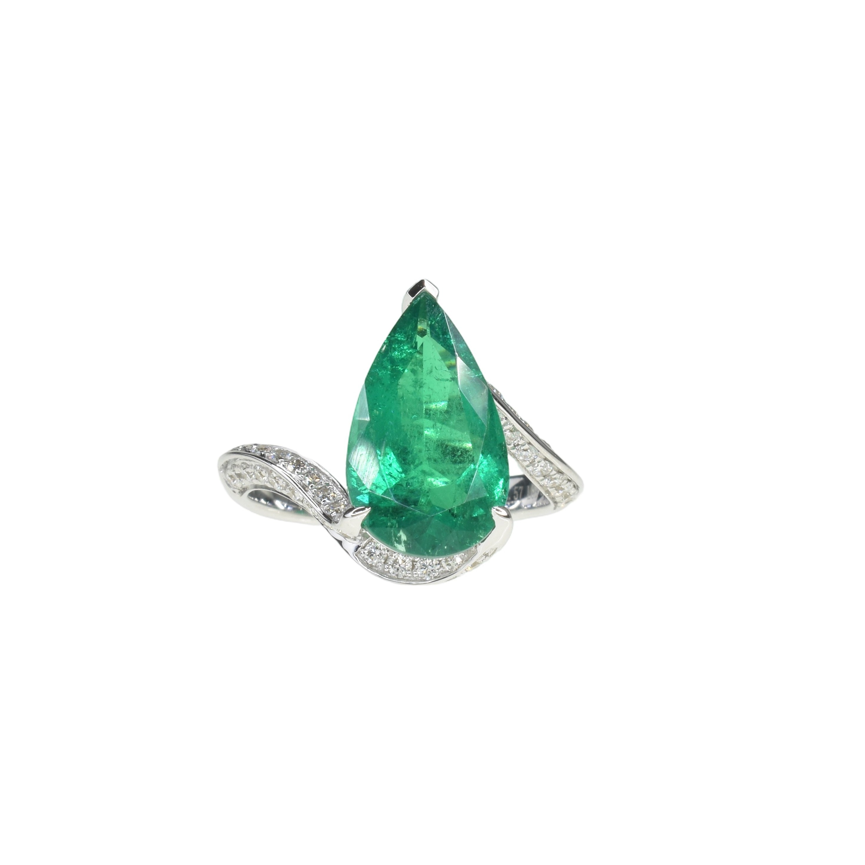 Pear Shaped Emerald Ring in Twisted Setting