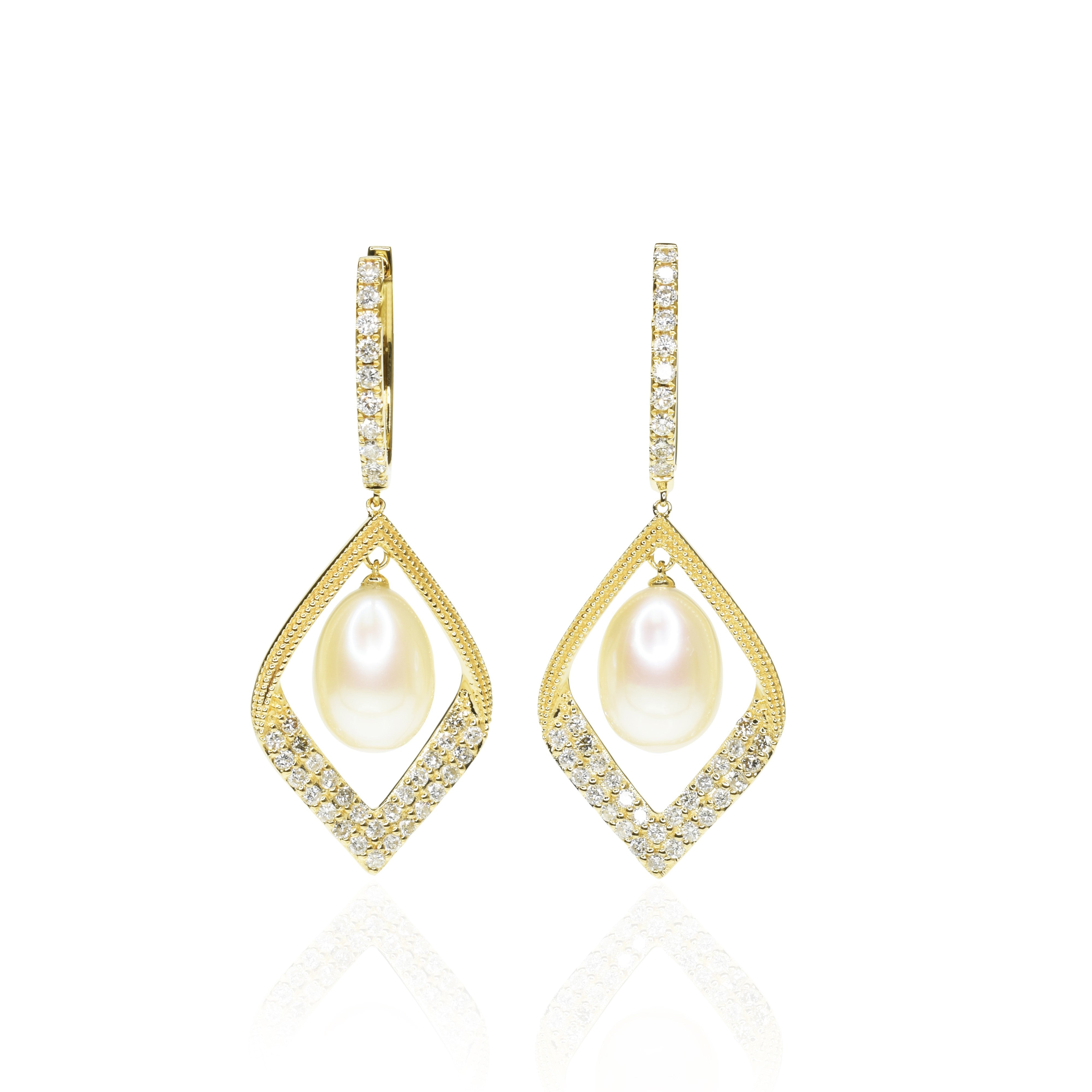 Hanging Earring with Pearls and Diamonds in a Unique Design