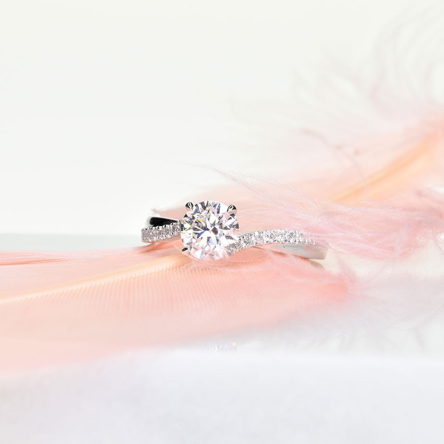 Round Diamond with Twisted Band