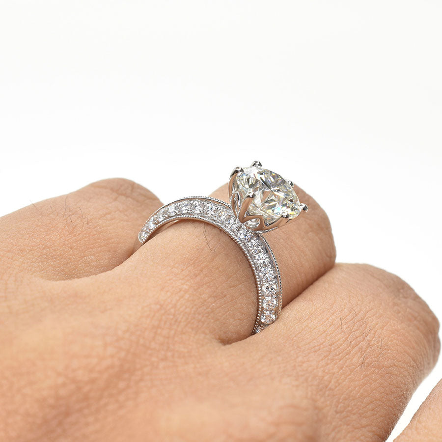 Round Diamond Ring with Knife Edge Pavé Diamond Band